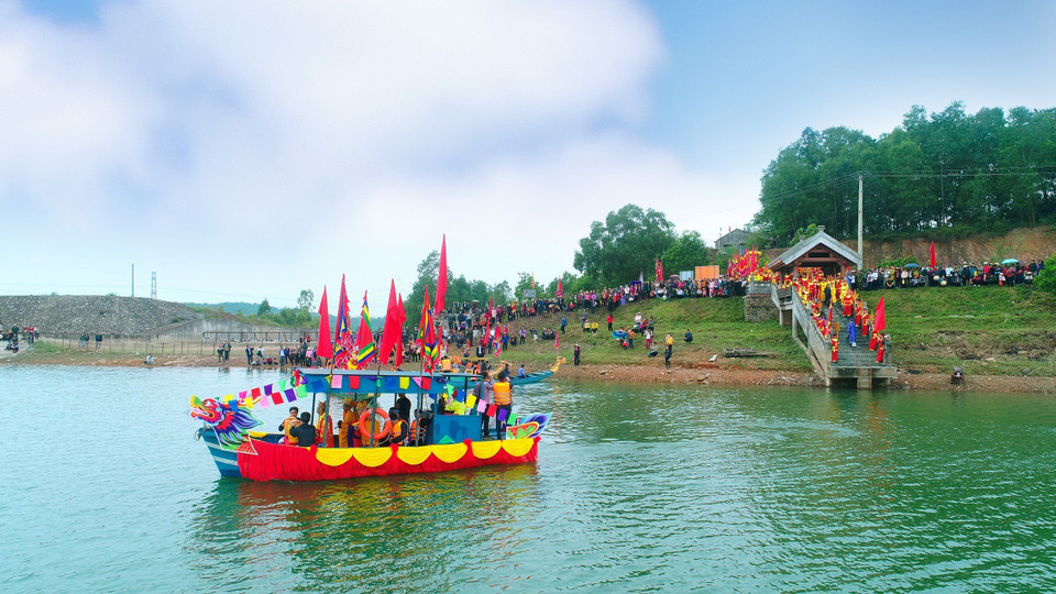 Lễ rước nước tại Lễ hội Thái Miếu nhà Trần. (Ảnh: TTXVN phát)