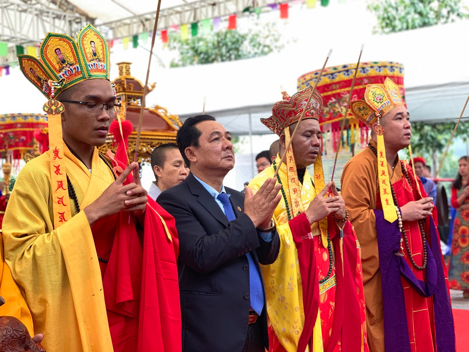 Các đại biểu dâng hương tại Lễ rước nước Lễ hội Thái Miếu nhà Trần. (Ảnh: TTXVN phát)