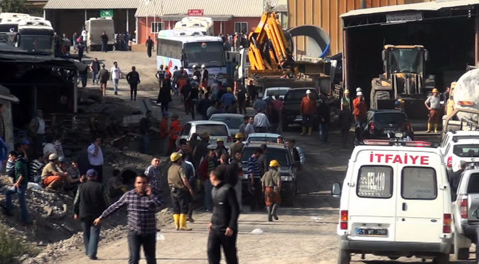 Nhân viên cứu hộ làm việc tại khu vực mỏ than sau vụ nổ. (Nguồn: THX/TTXVN)