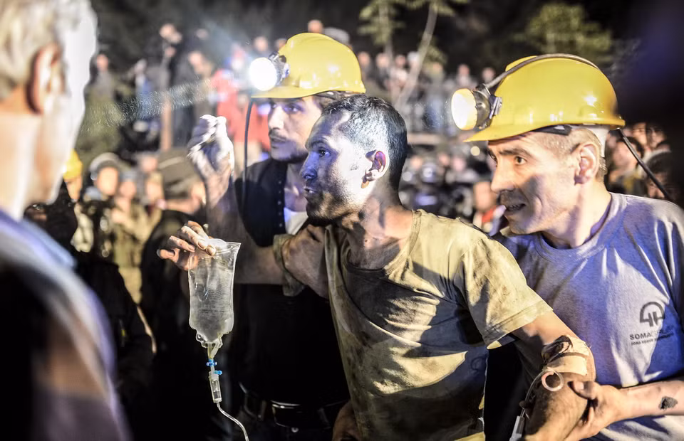 Niềm vui của các thợ mỏ sau khi được cứu sống trong vụ nổ mỏ than ở Manisa.(Nguồn: AFP/TTXVN)