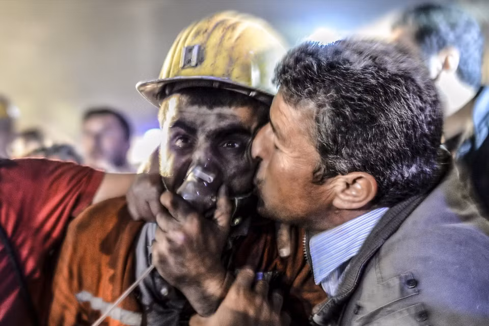  Người cha vui mừng khi con trai được cứu sống trong vụ nổ mỏ than ở Manisa. (Nguồn: AFP/TTXVN)