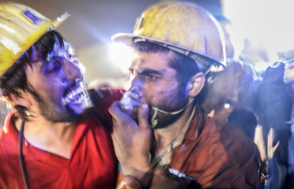  Niềm vui của các thợ mỏ sau khi được cứu sống trong vụ nổ mỏ than ở Manisa. (Nguồn: AFP/TTXVN)