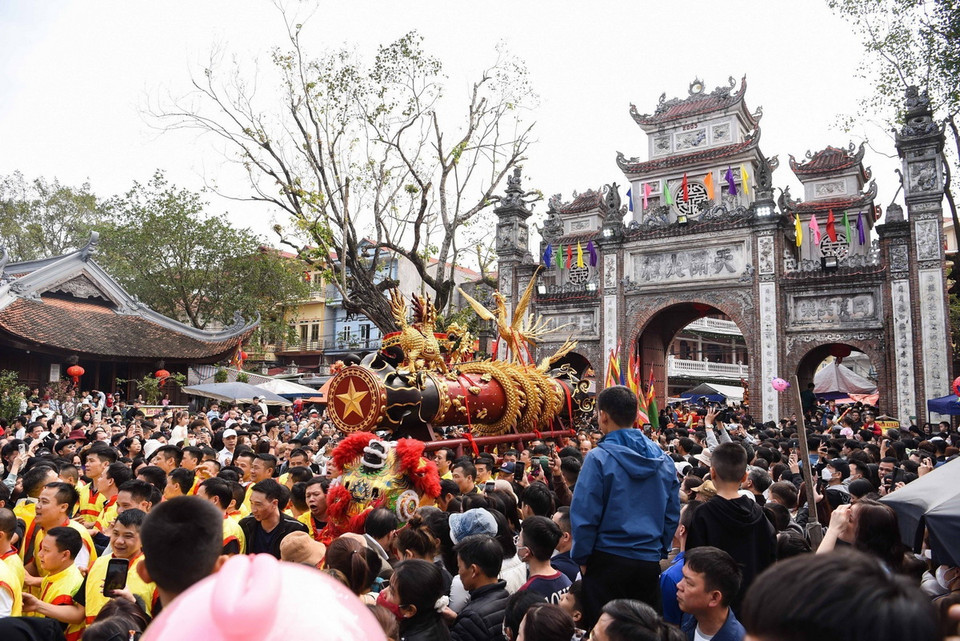 Ngày 13/2 (tức mùng 4 tháng Giêng năm Giáp Thìn), người dân phường Đồng Kỵ, thành phố Từ Sơn, tỉnh Bắc Ninh nô nức tổ chức Lễ hội Rước pháo.. (Ảnh: Đỗ Huyền/TTXVN)