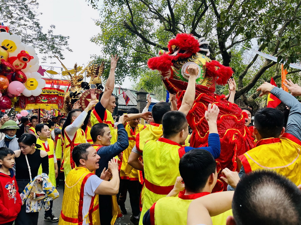 Người dân nô nức tham gia lễ hội. (Ảnh: Đỗ Huyền/TTXVN)