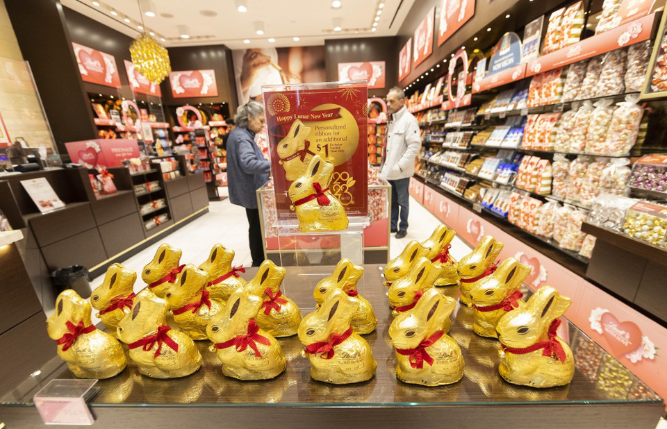 Chocolate đón Tết Nguyên đán được bày bán tại một cửa hàng ở Toronto, Canada. (Ảnh: THX/TTXVN)