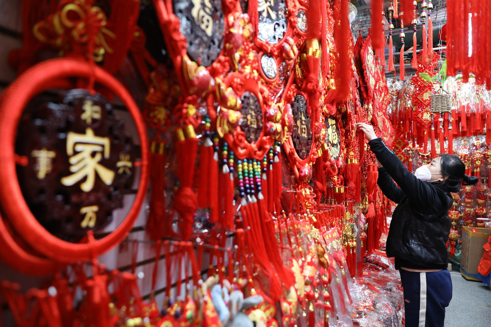 Người dân bày bán đồ trang trí đón Tết Nguyên đán tại tỉnh Liêu Ninh, Trung Quốc. (Ảnh: THX/TTXVN)