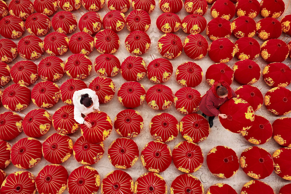 Đèn lồng đỏ trang trí trong Tết Nguyên đán tại tỉnh Quý Châu, Trung Quốc. (Ảnh: AFP/TTXVN)