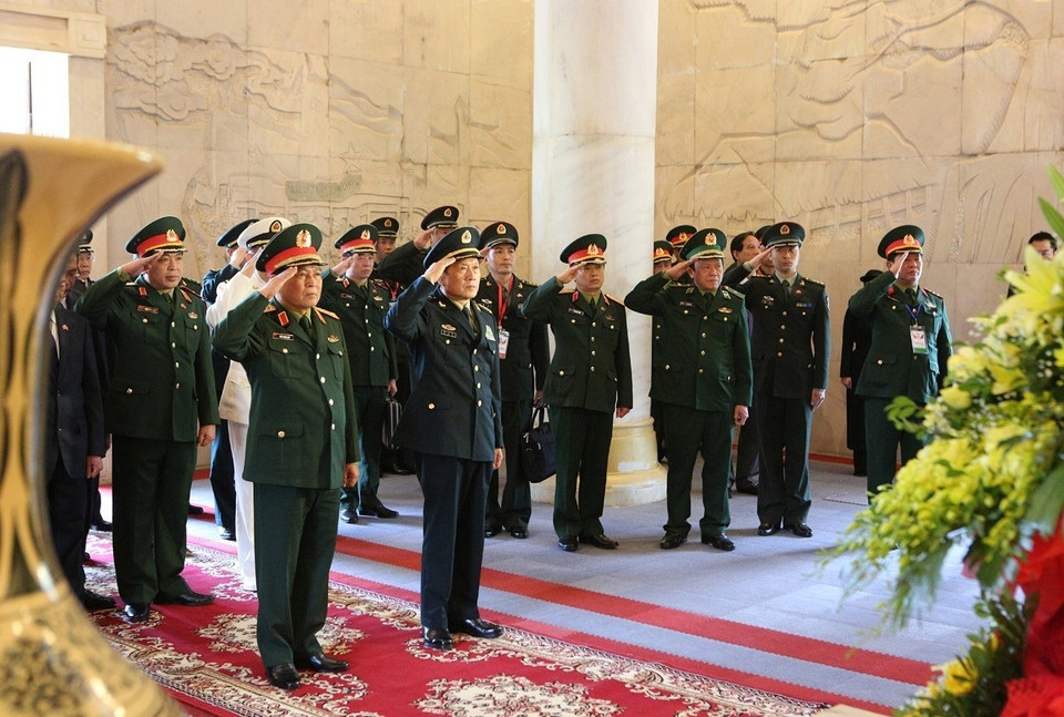 Đại tướng Ngô Xuân Lịch và Thượng tướng Ngụy Phượng Hòa dâng hoa tại đền thờ Chủ tịch Hồ Chí Minh. (Ảnh: Dương Giang/TTXVN)