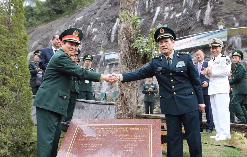 Bộ trưởng Quốc phòng Ngô Xuân Lịch bắt tay Bộ trưởng Quốc phòng Trung Quốc Ngụy Phượng Hòa tại lễ tham gia trồng cây lưu niệm ở Khu di tích lịch sử Pác Bó (Cao Bằng). (Ảnh: Dương Giang/TTXVN) 