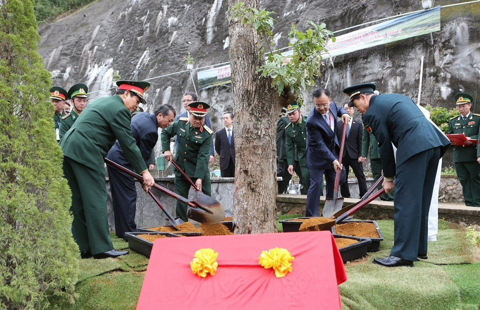 Đại tướng Ngô Xuân Lịch và Thượng tướng Ngụy Phượng Hòa trồng cây lưu niệm tại Khu di tích lịch sử Pác Bó. (Ảnh: Dương Giang/TTXVN)