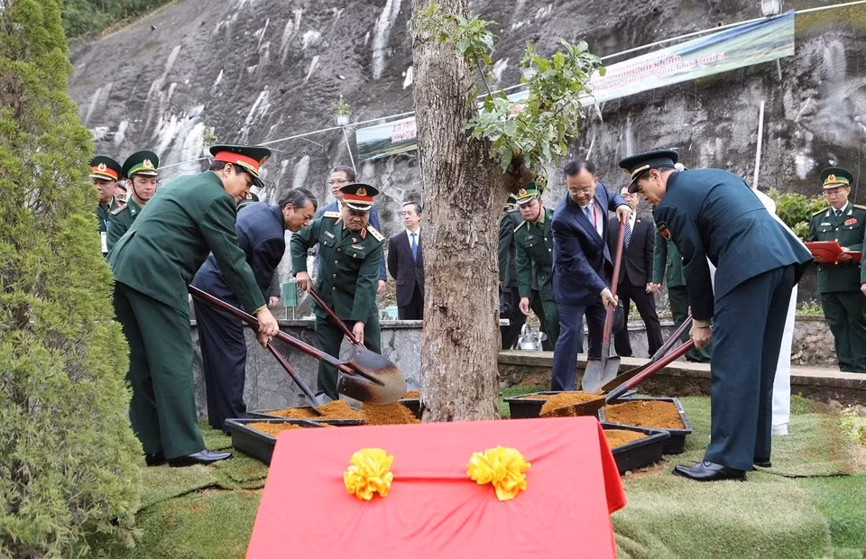 Đại tướng Ngô Xuân Lịch và Thượng tướng Ngụy Phượng Hòa trồng cây lưu niệm tại Khu di tích lịch sử Pác Bó. (Ảnh: Dương Giang/TTXVN)