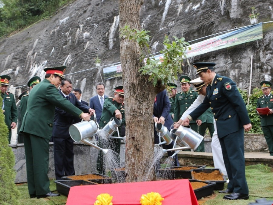 Đại tướng Ngô Xuân Lịch và Thượng tướng Ngụy Phượng Hòa trồng cây lưu niệm tại Khu di tích lịch sử Pác Bó. (Ảnh: Dương Giang/TTXVN)