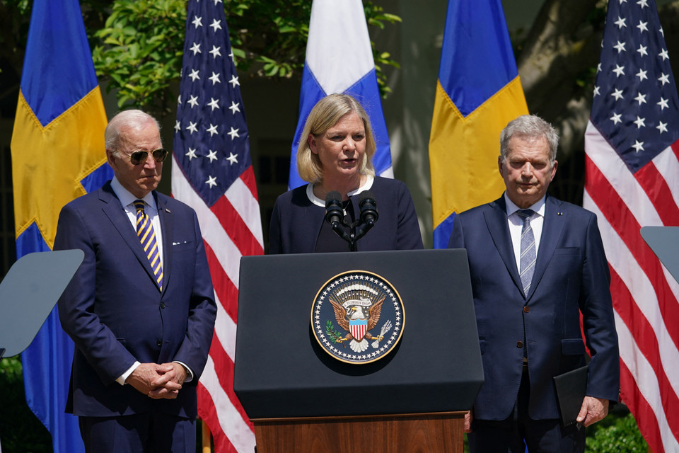  Thủ tướng Thụy Điển Magdalena Andersson (giữa) phát biểu sau cuộc gặp Tổng thống Mỹ Joe Biden (trái) và Tổng thống Phần Lan Sauli Niinisto tại Nhà Trắng. (Ảnh: AFP/TTXVN)