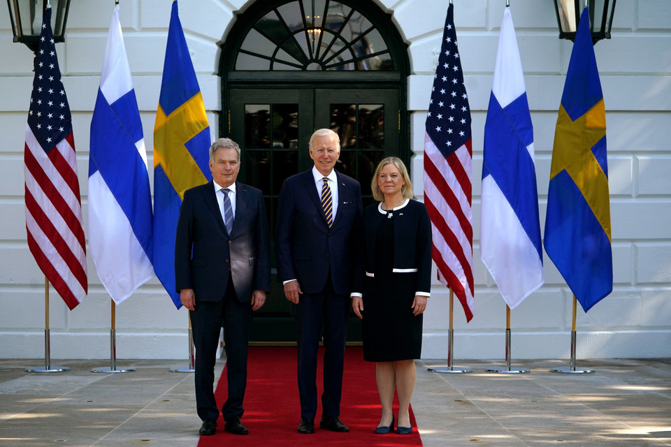 Ngày 19/5, Tổng thống Mỹ Joe Biden (giữa) có cuộc gặp với Thủ tướng Thụy Điển Magdalena Andersson (phải) và Tổng thống Phần Lan Sauli Niinisto tại Nhà Trắng để thảo luận về kế hoạch gia nhập NATO của hai quốc gia Bắc Âu. Cố vấn An ninh quốc gia Mỹ Jake Sullivan cho biết nhóm quan chức an ninh hàng đầu trong chính quyền Mỹ đều 'nhất trí' ủng hộ Thụy Điển và Phần Lan gia nhập NATO. (Ảnh: AFP/TTXVN)