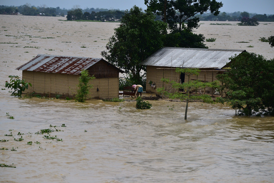 Cảnh ngập lụt do mưa lớn tại khu vực Kampur, bang Assam, Ấn Độ, ngày 17/5. (Ảnh: THX/TTXVN)