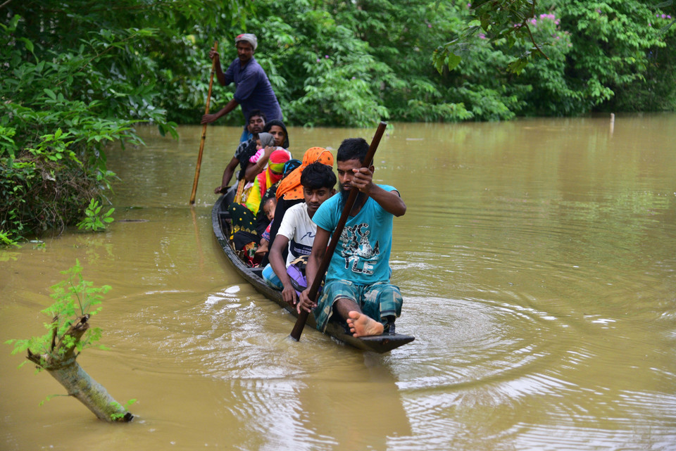Người dân sơ tán khỏi vùng ngập lụt do mưa lớn tại làng Bakula Guri, bang Assam, Ấn Độ, ngày 15/5. (Ảnh: THX/TTXVN)
