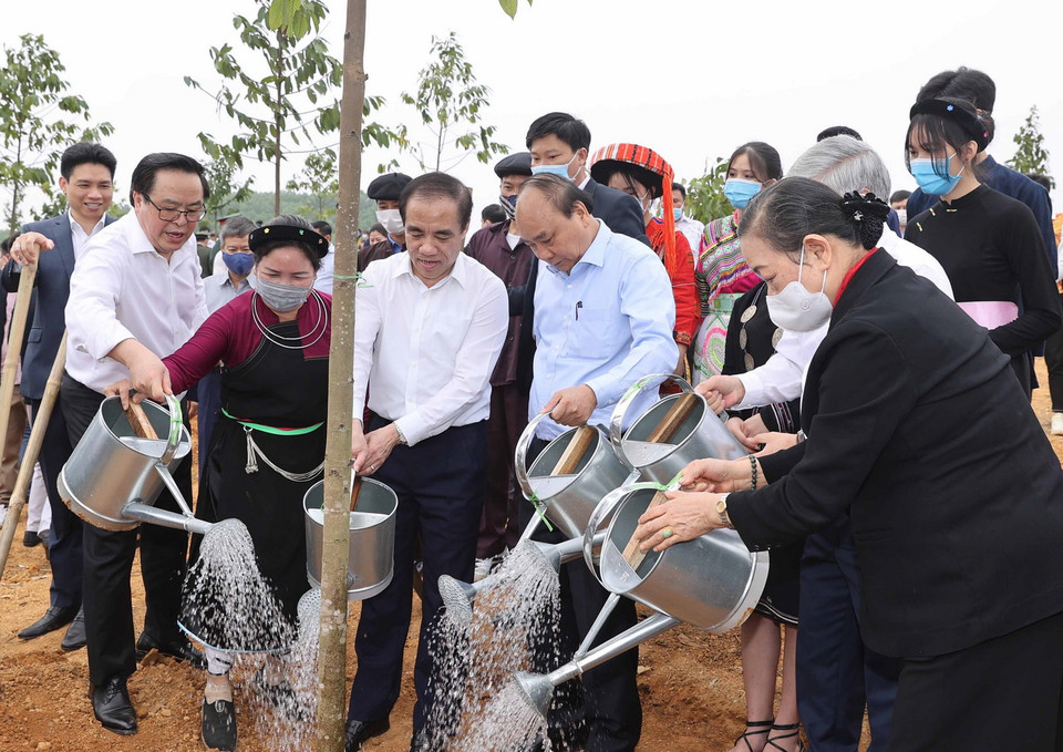Thủ tướng Nguyễn Xuân Phúc và các đại biểu tham gia Lễ phát động Tết trồng cây. (Ảnh: Thống Nhất/TTXVN)