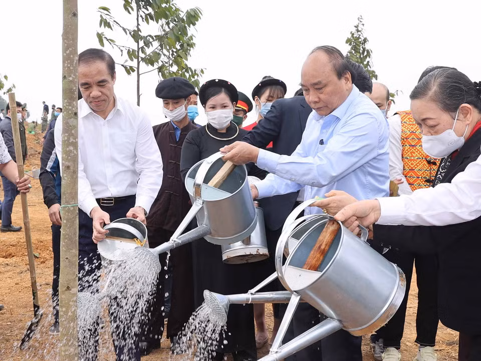 Thủ tướng Nguyễn Xuân Phúc và các đại biểu tham gia Lễ phát động Tết trồng cây. (Ảnh: Thống Nhất/TTXVN)