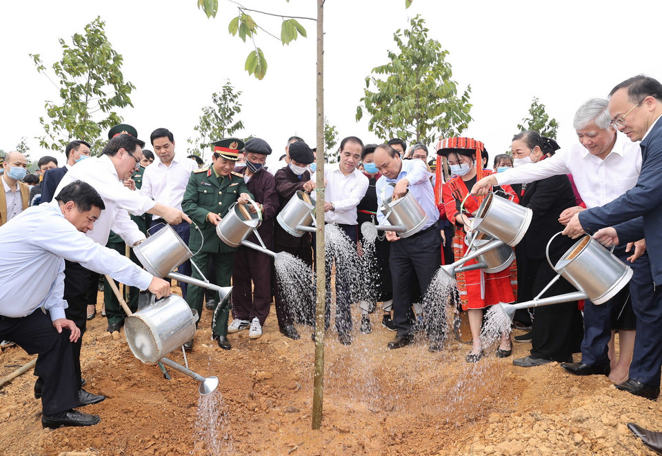 Thủ tướng Nguyễn Xuân Phúc và các đại biểu tham gia Lễ phát động Tết trồng cây. (Ảnh: Thống Nhất/TTXVN)
