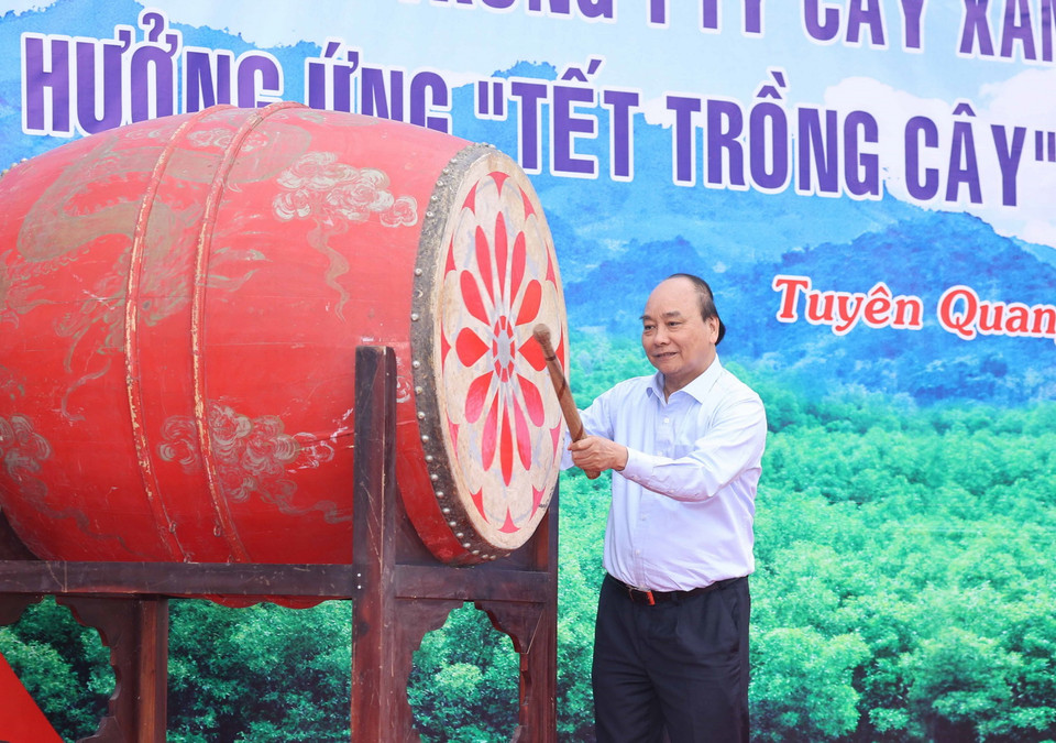 Thủ tướng Nguyễn Xuân Phúc đánh trống phát động Tết trồng cây. (Ảnh: Thống Nhất/TTXVN)