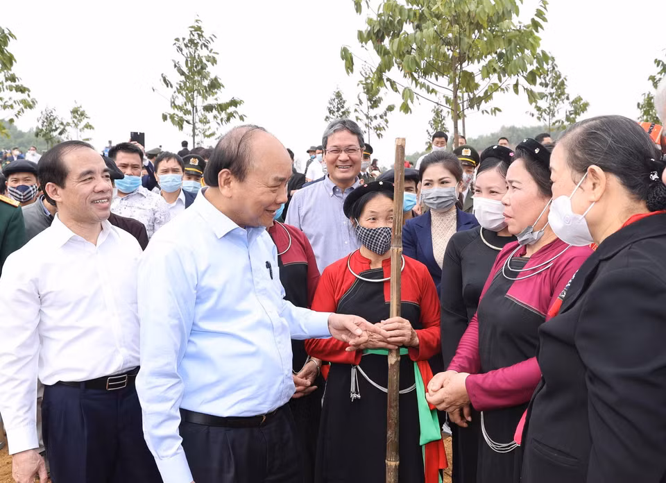 Thủ tướng Nguyễn Xuân Phúc với đồng bào các dân tộc tỉnh Tuyên Quang tại buổi lễ. (Ảnh: Thống Nhất/TTXVN)