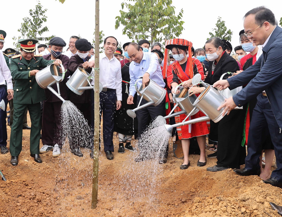 Thủ tướng Nguyễn Xuân Phúc và các đại biểu tham gia Lễ phát động Tết trồng cây. (Ảnh: Thống Nhất/TTXVN)