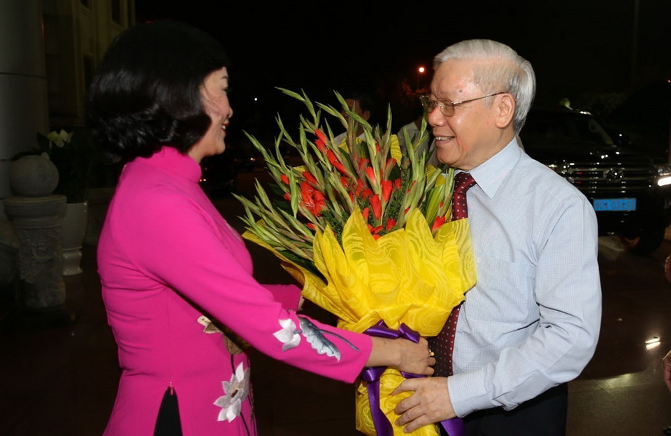 Bà Nguyễn Thị Thanh, Ủy viên Trung ương Đảng, Bí thư Tỉnh ủy, Trưởng đoàn đại biểu Quốc hội tỉnh Ninh Bình đón Tổng Bí thư Nguyễn Phú Trọng. (Ảnh: Trí Dũng/TTXVN)