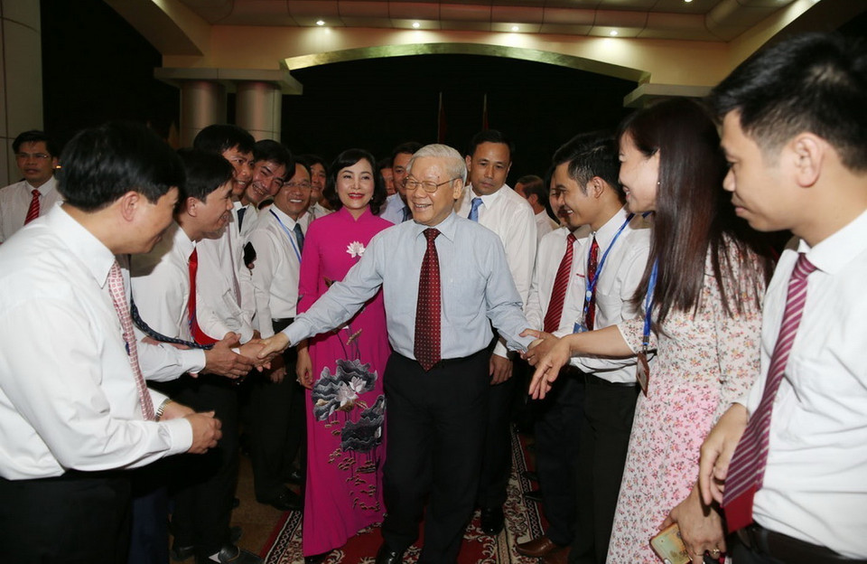 Tổng Bí thư Nguyễn Phú Trọng với cán bộ, nhân viên tỉnh Ninh Bình. (Ảnh: Trí Dũng/TTXVN)