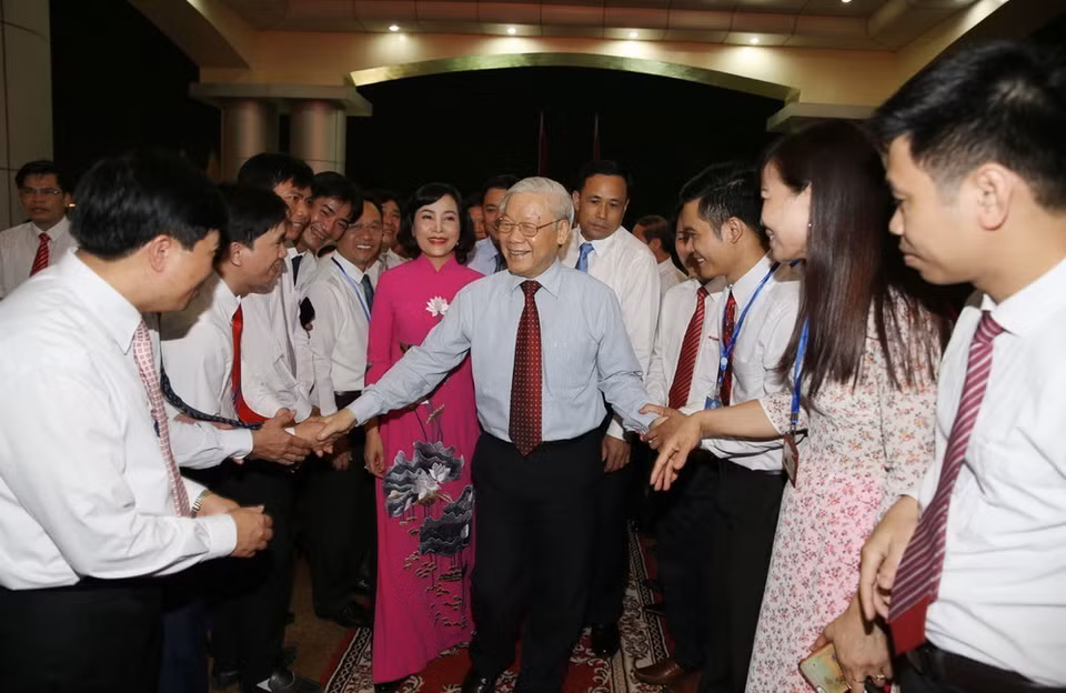 Tổng Bí thư Nguyễn Phú Trọng với cán bộ, nhân viên tỉnh Ninh Bình. (Ảnh: Trí Dũng/TTXVN)