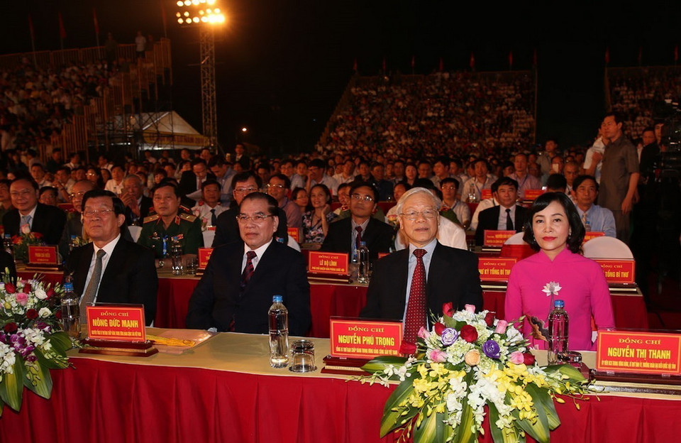 Tổng Bí thư Nguyễn Phú Trọng và các đại biểu dự Lễ kỷ niệm 1.050 năm Nhà nước Đại Cồ Việt. (Ảnh: Trí Dũng/TTXVN)