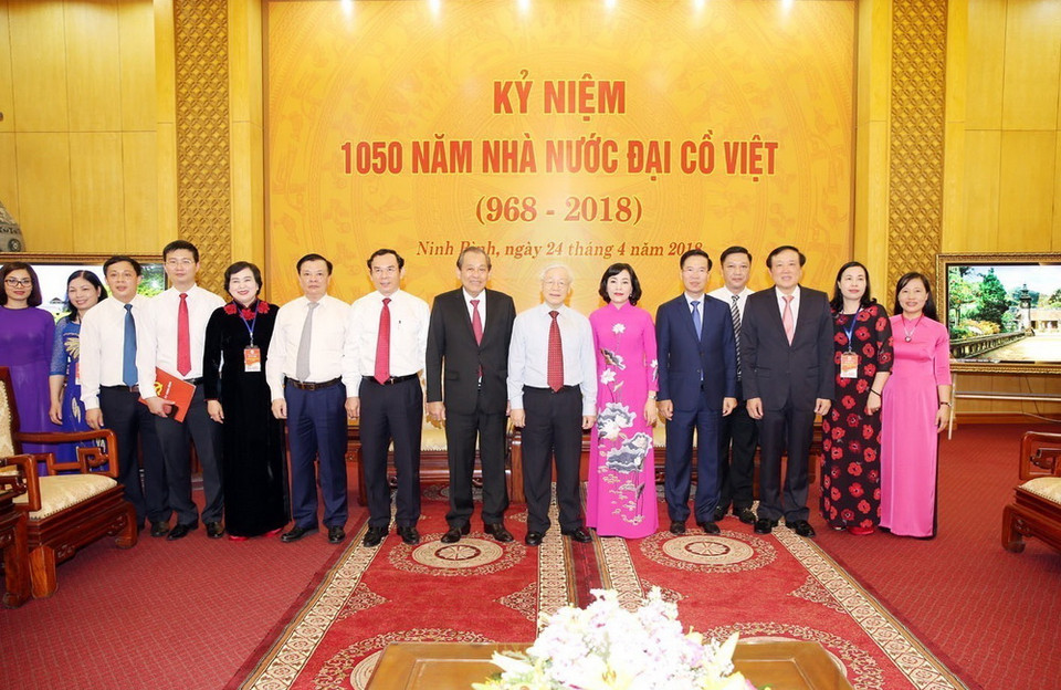 Tổng Bí thư Nguyễn Phú Trọng chụp ảnh lưu niệm với lãnh đạo tỉnh Ninh Bình. (Ảnh: Trí Dũng/TTXVN)