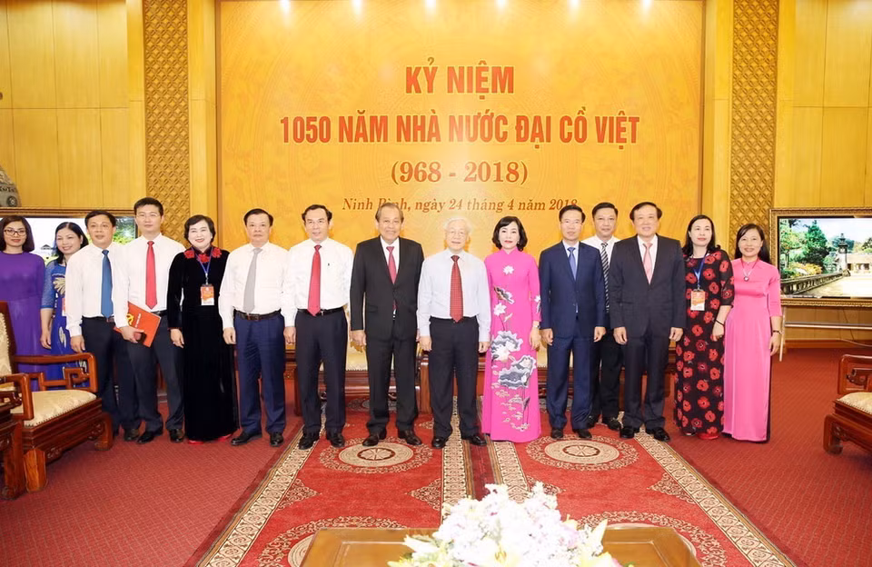 Tổng Bí thư Nguyễn Phú Trọng chụp ảnh lưu niệm với lãnh đạo tỉnh Ninh Bình. (Ảnh: Trí Dũng/TTXVN)