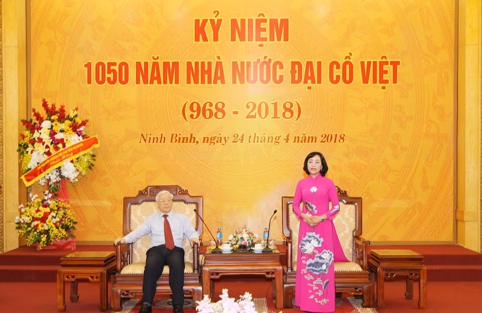 Bà Nguyễn Thị Thanh, Ủy viên Trung ương Đảng, Bí thư Tỉnh ủy, Trưởng đoàn đại biểu Quốc hội tỉnh Ninh Bình báo cáo với Tổng Bí thư Nguyễn Phú Trọng chương trình Lễ kỷ niệm 1.050 năm Nhà nước Đại Cồ Việt. (Ảnh: Trí Dũng/TTXVN)
