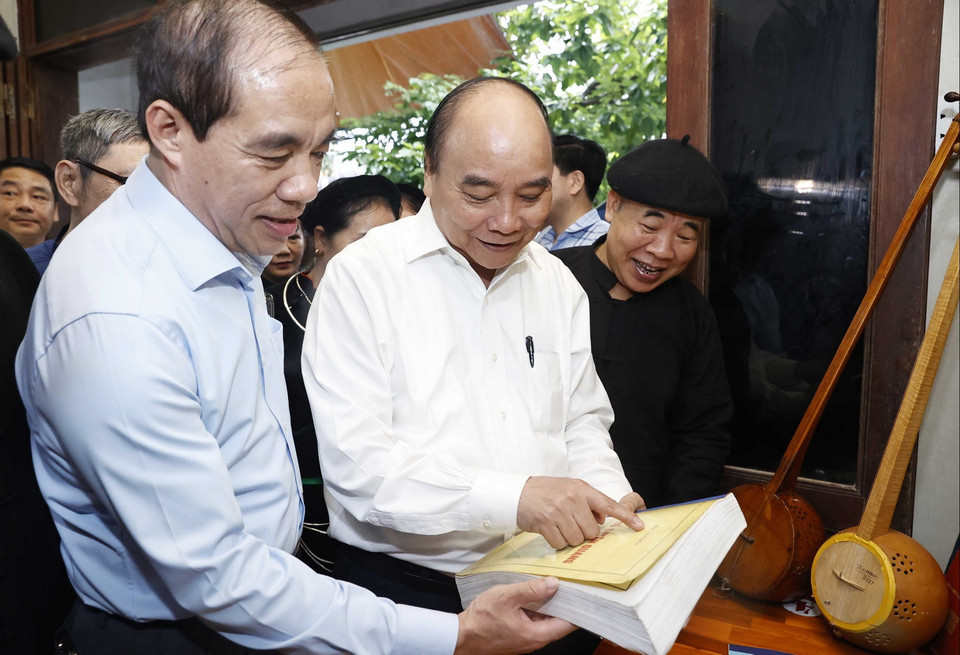 Chủ tịch nước Nguyễn Xuân Phúc thăm Nghệ nhân Ưu tú Ma Văn Đức ở phường Tân Hà, thành phố Tuyên Quang. (Ảnh: Thống Nhất/TTXVN)