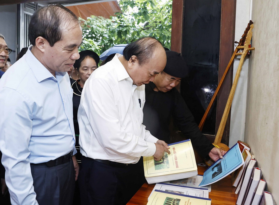 Chủ tịch nước Nguyễn Xuân Phúc cùng Đoàn công tác thăm Nghệ nhân Ưu tú Ma Văn Đức ở phường Tân Hà, thành phố Tuyên Quang. (Ảnh: Thống Nhất/TTXVN)