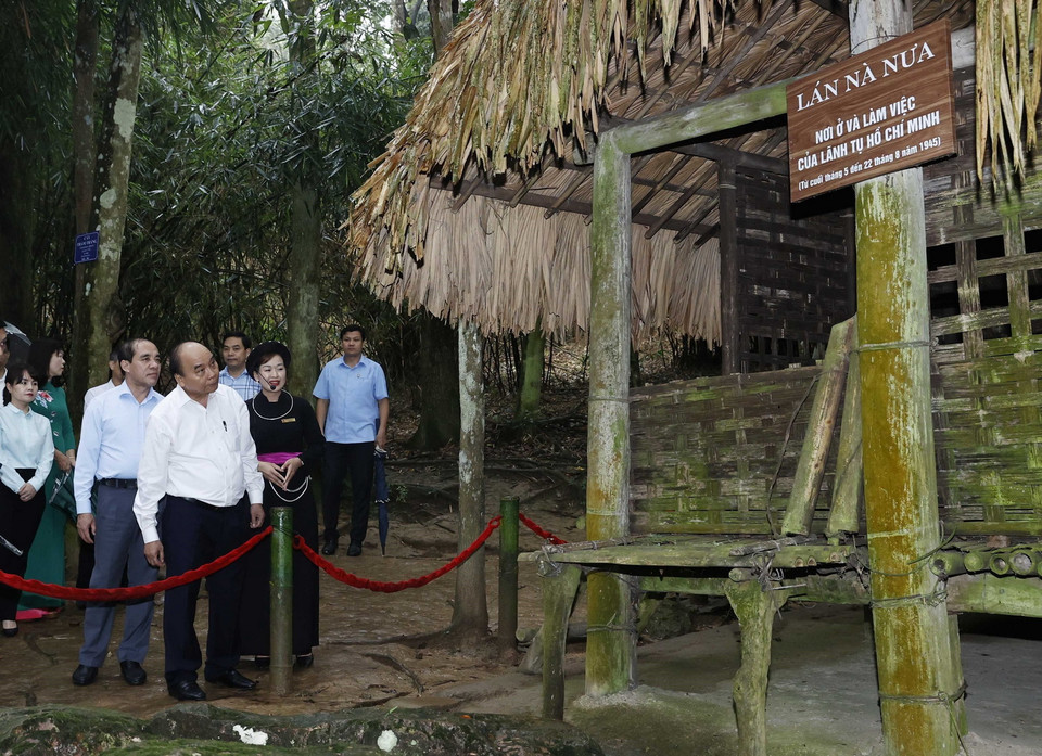 Chủ tịch nước Nguyễn Xuân Phúc tại Lán Nà Nưa trong Khu di tích lịch sử Quốc gia đặc biệt Tân Trào. (Ảnh: Thống Nhất/TTXVN)