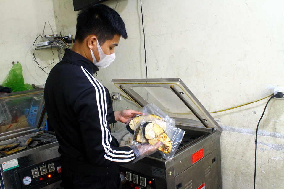  Cá thu sau khi nướng được bỏ vào túi nilon ép chân không để giúp cá có thể bảo quản lâu hơn. (Ảnh: Tá Chuyên/TTXVN)