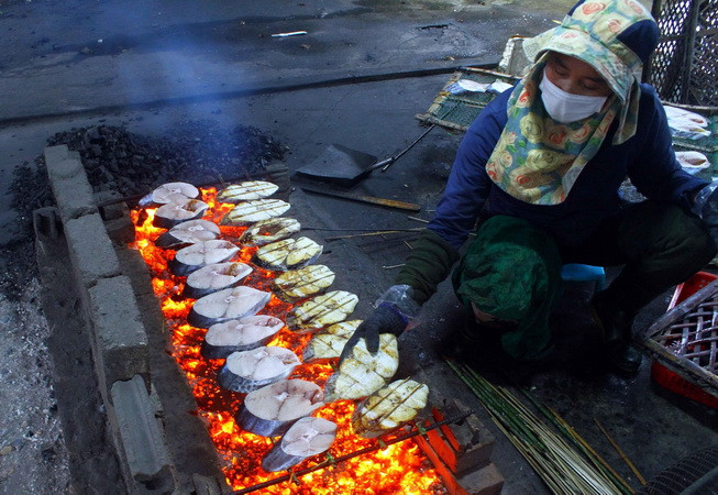  Nghề nướng cá thu đang mang lại thu nhập cao, ổn định cho hàng trăm lao động tại xã Nghi Thủy, nhất là dịp giáp Tết nhu cầu cá thu nướng tăng cao. (Ảnh: Tá Chuyên/TTXVN)