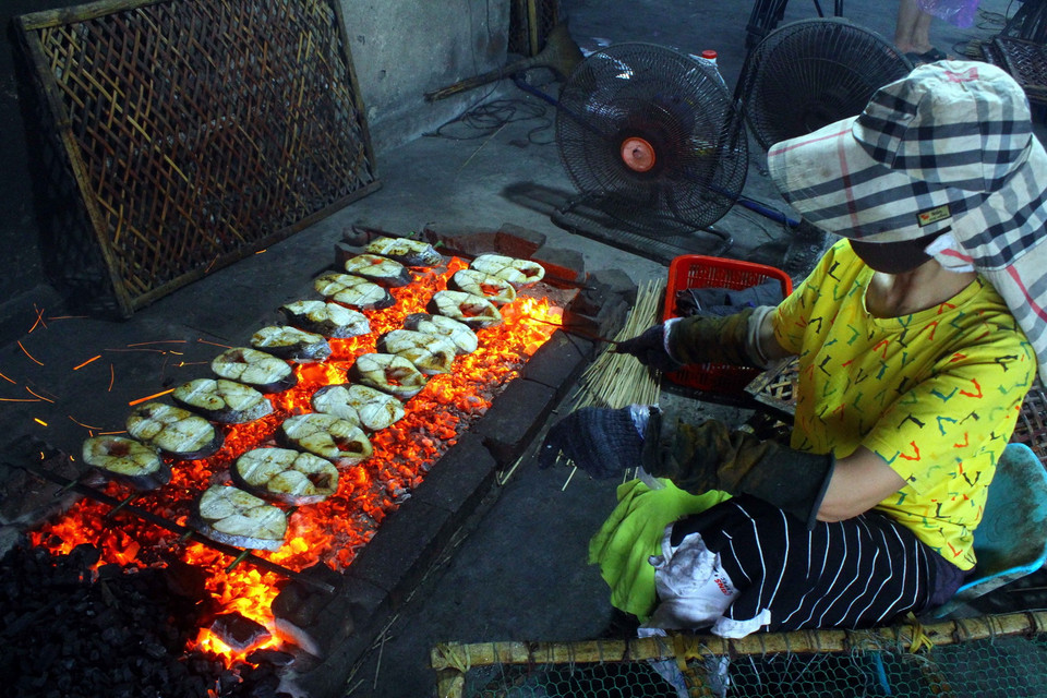  Thu nhập từ nghề nướng cá thu mang lại lợi nhuận cao cho nhiều người dân xã Nghi Thủy trong dịp giáp Tết. (Ảnh: Tá Chuyên/TTXVN)
