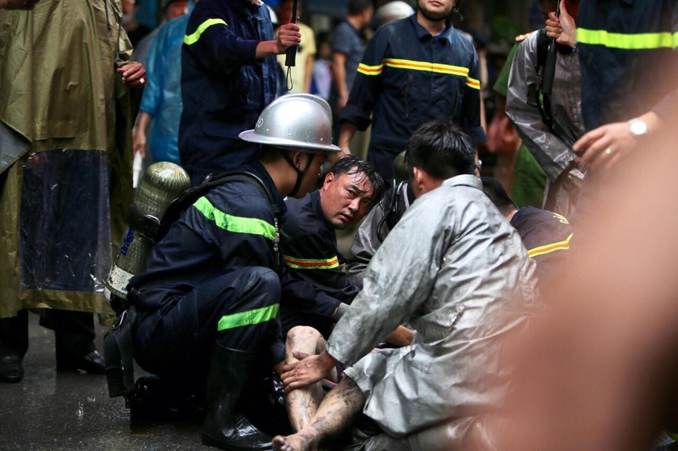 Nạn nhân cuối cùng được đưa ra khỏi đám cháy. (Ảnh: Dương Giang/TTXVN)