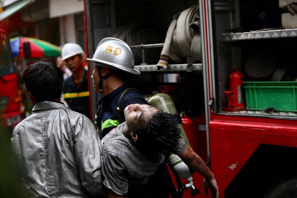 Nạn nhân cuối cùng được đưa ra khỏi đám cháy. (Ảnh: Dương Giang/TTXVN)