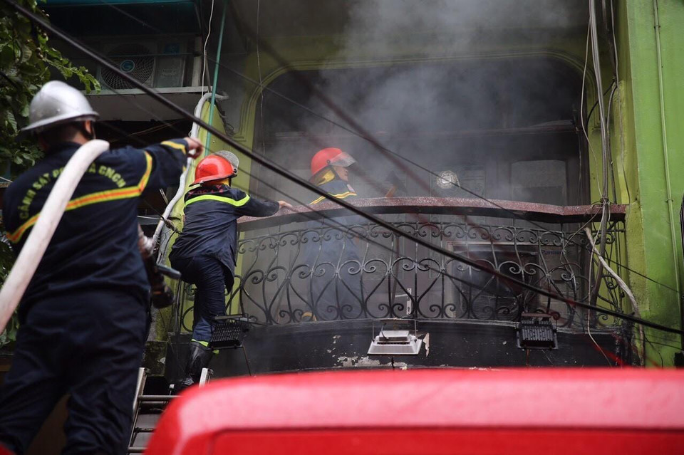 Lực lượng chữa cháy dập lửa tại hiện trường. (Ảnh: Dương Giang/TTXVN)