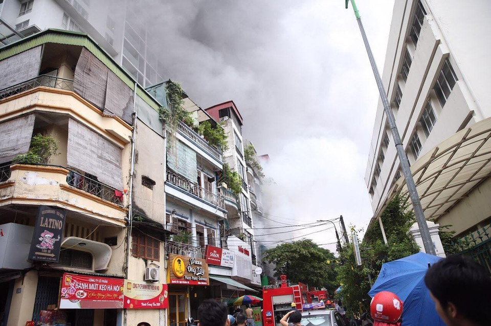 Khói bao trùm tòa nhà và khu phố. (Ảnh: Dương Giang/TTXVN)