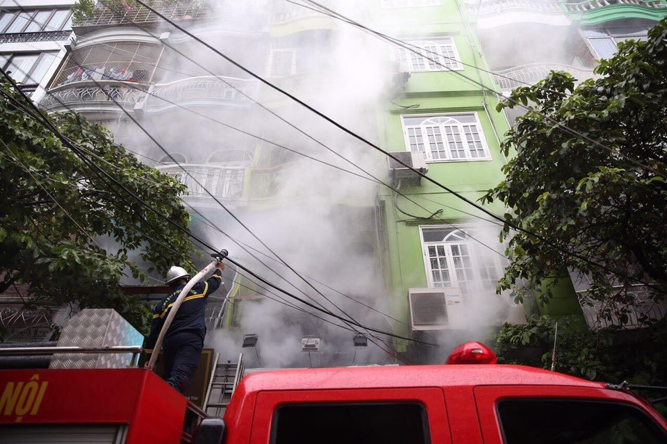 Lực lượng chữa cháy dập lửa tại hiện trường. (Ảnh: Dương Giang/TTXVN)