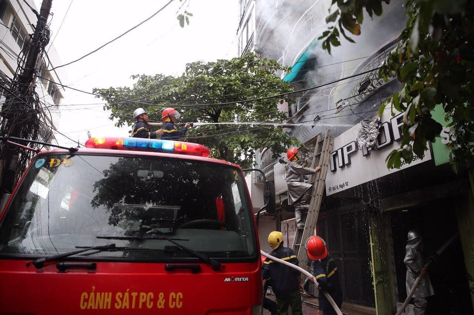 Lực lượng chữa cháy dập lửa tại hiện trường. (Ảnh: Dương Giang/TTXVN)