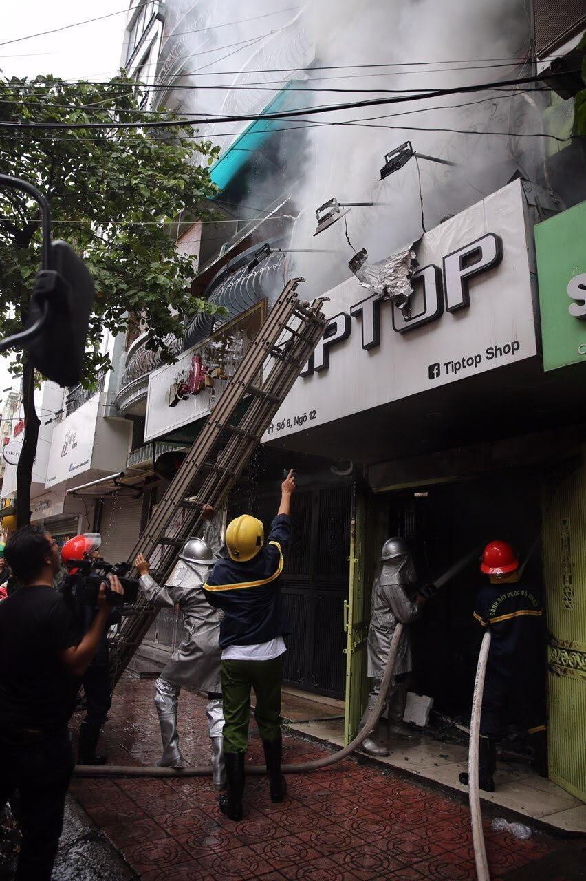 Lực lượng chữa cháy dập lửa tại hiện trường. (Ảnh: Dương Giang/TTXVN)