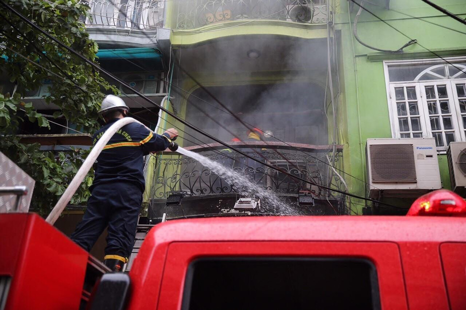 Lực lượng chữa cháy dập lửa tại hiện trường. (Ảnh: Dương Giang/TTXVN)