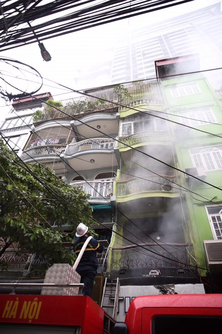 Lực lượng chữa cháy dập lửa tại hiện trường. (Ảnh: Dương Giang/TTXVN)