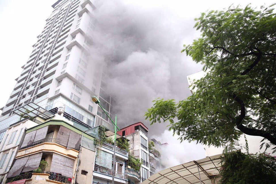 Khói bao trùm tòa nhà và khu phố. (Ảnh: Dương Giang/TTXVN)