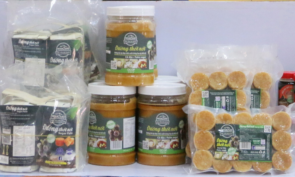 Đường thốt nốt, đặc sản của An Giang, luôn được người dân và du khách ưa chuộng. (Ảnh: Công Mạo/TTXVN)